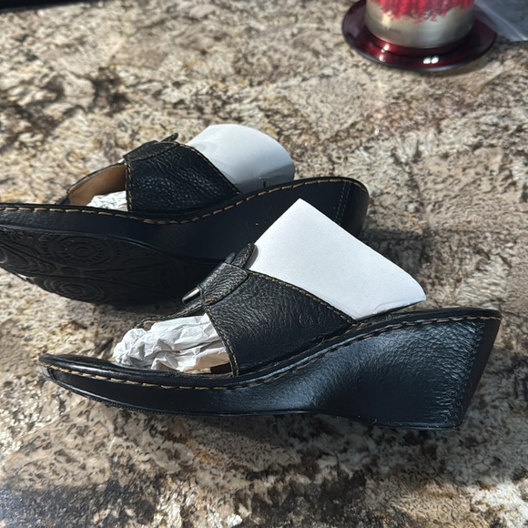 Born black shoes, size 9 like new condition, worn once. - Picture 2 of 3